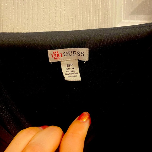 Small black dress by Guess with gold accents and a cinched waist - Picture 5 of 5